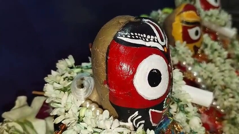 শিল্পী রিতা বসাকের প্রতিভা দেখে উচ্ছসিত পাড়া প্রতিবেশীরাও। তাদের দাবি, সাধারণত পাথর কিংবা কাঠের উপর এমন কাজ দেখেছেন। কিন্তু চন্দ্রমুখী আলুর উপরও যে এত নিপুণভাবে প্রভুকে আঁকা যায়, এই প্রথমবার দেখা গেল।