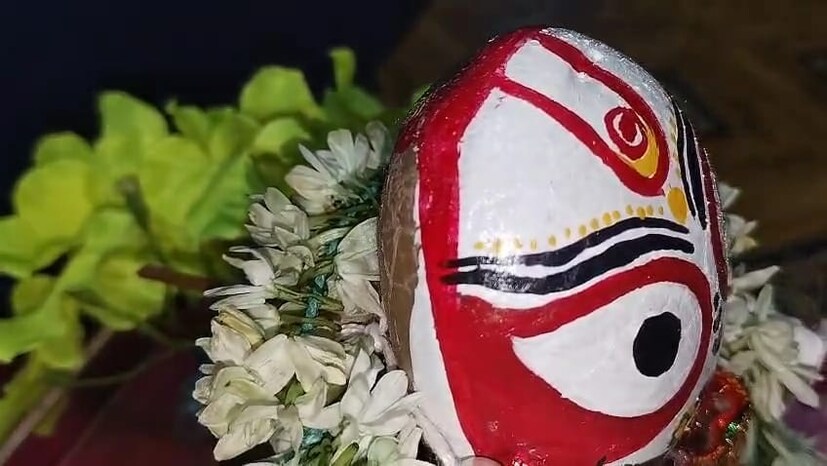 তাঁর কথায়, আলু দৈনন্দিন জীবনে প্রত্যেকের বাড়িতেই অপরিহার্য এক সবজি। তাই যেমন ভাবনা অমনি কাজ। অবশেষে জগন্নাথ দেব সহ বলরাম শুভদ্রার মুখাবয়ব তৈরির পরিকল্পনা তাঁর মাথায় আসে। ভাবা মাত্রই এই কাজে লেগে পড়েন। অল্প কিছু সময়ের মধ্যেই ফেব্রিক ও সাজ সরঞ্জাম দিয়ে জগন্নাথ দেবের মূর্তি তৈরি করে বিশেষ ভাবে সারা ফেলেছে ইতিমধ্যেই শিল্পী রিতা দেবী।