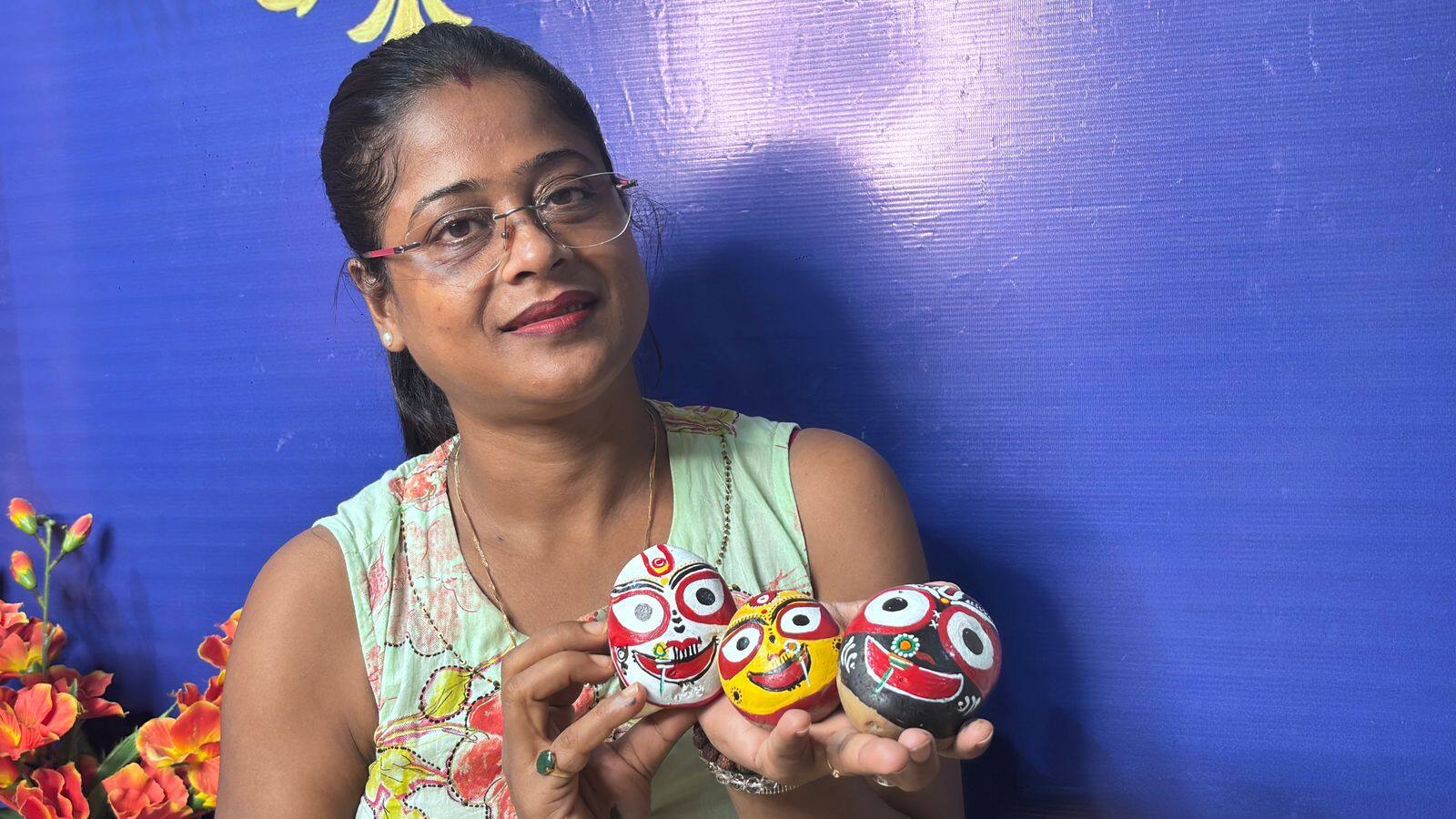  লাল, কালো ও সাদা রং দিয়ে মুখের অবয়ব পরিষ্কারভাবে ফুটিয়ে তুলেছেন তিনি। তবে, আলুর উপর রং করতেও যথেষ্ট বেগ পেতে হয়েছে তাঁকে।