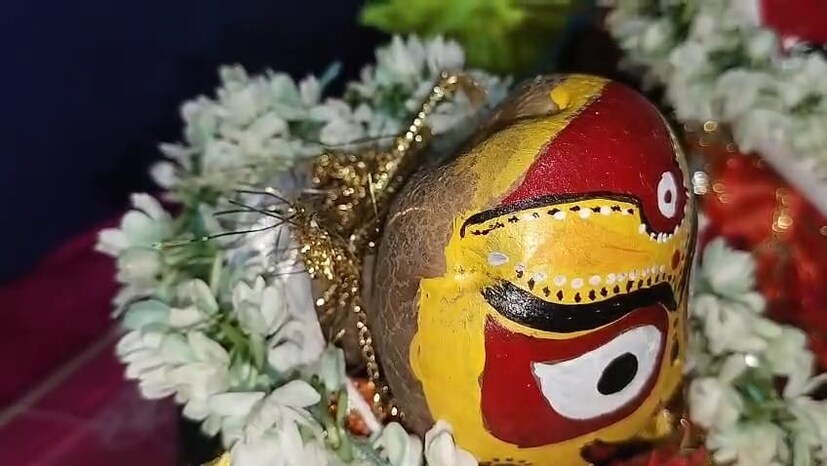 জানা গেছে, মাঝেমধ্যেই সময় পেলে এ ধরনের কাজ করতে চান রিতা দেবী। এতে আত্মতৃপ্তি আসে। সংসার সামলানোর পাশাপাশি মেকআপের কাজ সামলে তাঁর এই হাতের কাজ। এর আগেও একটি লাউয়ের উপর দুর্গা একেছিলেন রিতা দেবী।