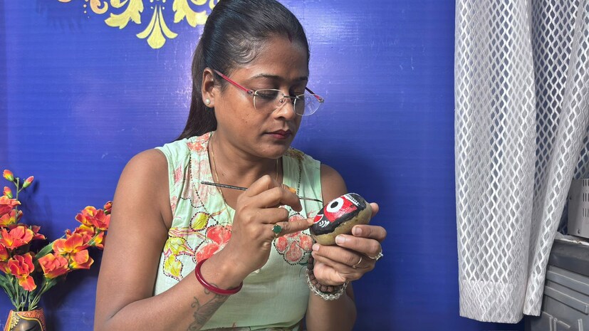 প্রথমে ফেব্রিকের প্রলেপ দিয়ে শুকিয়ে তারপরে রঙ ধরেছে আলুতে। সবশেষে অলংকার ও সাজসজ্জার কাজে পারদর্শিতা দেখিয়েছেন। যেখানে সোনালী জরি ব্যবহার করা হয়েছে। মূর্তিতে জরি ও পুঁথি দিয়ে মুকুট তৈরি করে অবিকল জগন্নাথ সহ বলরাম শুভদ্রার অবয়ব ফুটিয়ে তুলেছেন হস্ত শিল্পী রিতা বসাক।