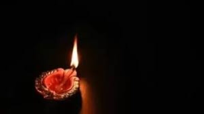 আজ, আষাঢ় অমাবস্যার সন্ধ্যায় এই প্রদীপ প্রজ্বলন করুন বাড়িতে আপনার আরাধ্য দেবতার সামনে৷ প্রদীপের তেলে দিন কালো তিল৷ পাশে রাখুন সাদা কাপড় ও তামার মুদ্রা৷ এর পর আরাধ্য দেবদেবীর কাছে সর্বাঙ্গীন মঙ্গলের জন্য সর্বান্তঃকরণে প্রার্থনা করুন৷