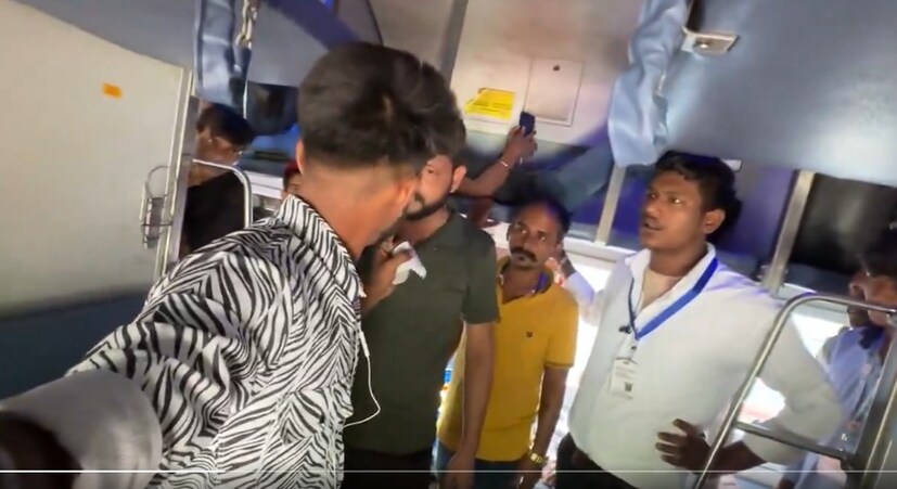 শুধু জল নয়, ব্যক্তি চা বিক্রেতার কাছ থেকে ২০ টাকায় কেনা স্ট্যান্ডার্ড চায়ের বিলও চায়। ইতিমধ্যে, একজন বদরাগী ভেন্ডার এসে চড়াও হন ওই যাত্রীর উপর। ওই ভেন্ডার এসেই হুমকি দিয়ে ওই যাত্রীকে ক্যামেরা বন্ধ করার জন্য জোর করে যেতে থাকেন। কিন্তু যাত্রী যুবক তাতেও না দমে গিয়ে পাল্টা আরপিএফ-কে ফোন করার হুমকি দিতে শুরু করেন।