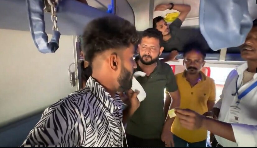 হইচই বাড়তে প্যান্ট্রিতে কর্মরত অন্য এক ব্যক্তি ওই যাত্রীকে ২০ টাকা দিতে উদ্যত হন। কিন্তু ওই যুবক বারবারই বলতে থাকেন টাকা নয়, তিনি বিল চান। কিন্তু প্যান্ট্রির কর্মীরাও কিছুতেই তাঁকে ২০ টাকার জল ও চায়ের বিল দিতে অস্বীকৃতি করে যান। উল্টে প্যান্ট্রির কর্মচারী ২০ টাকার জিনিসপত্র বিক্রি করার কথাও পুরোপুরি অস্বীকার করে যান।