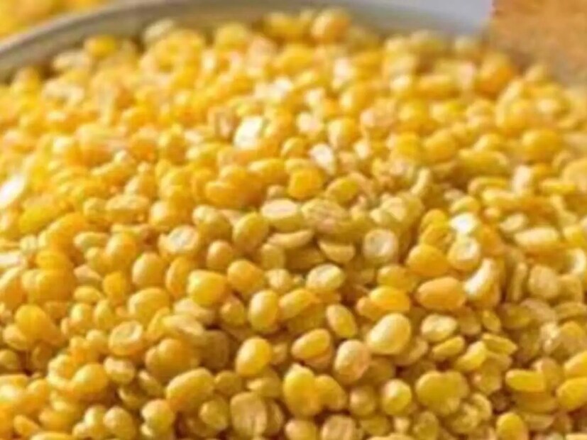 কোলেস্টেরল এবং ওজন:- মুগ ডালে ফাইবার এবং অ্যান্টিঅক্সিডেন্ট পাওয়া যায় যা কোলেস্টেরলের মাত্রা কমায়। ক্যালোরি কম এবং প্রোটিন বেশি হওয়ায় এটি ওজন কমাতেও সহায়ক।