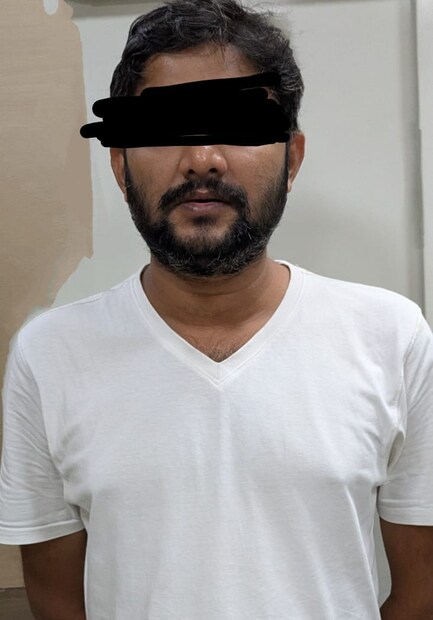 তদন্তে নেমে প্রতারক প্রসেনজিৎ রাজ নাথ নামে ব্যক্তিকে গ্রেফতার করল সিআইডি। বৃহস্পতিবার বারাসত আদালতে পেশ করা হবে অভিযুক্তকে