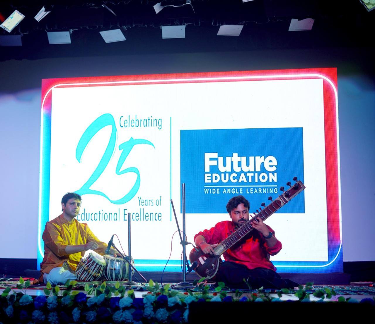  তবলায় প্রশাসক এবং আরও অনেক অপ্রত্যাশিত পরিবেশনা সোনারপুরের একটি কলেজের ২৫তম বর্ষ উদযাপনে শিক্ষকরা তাদের অদৃশ্য প্রতিভা প্রদর্শন করেছেন।