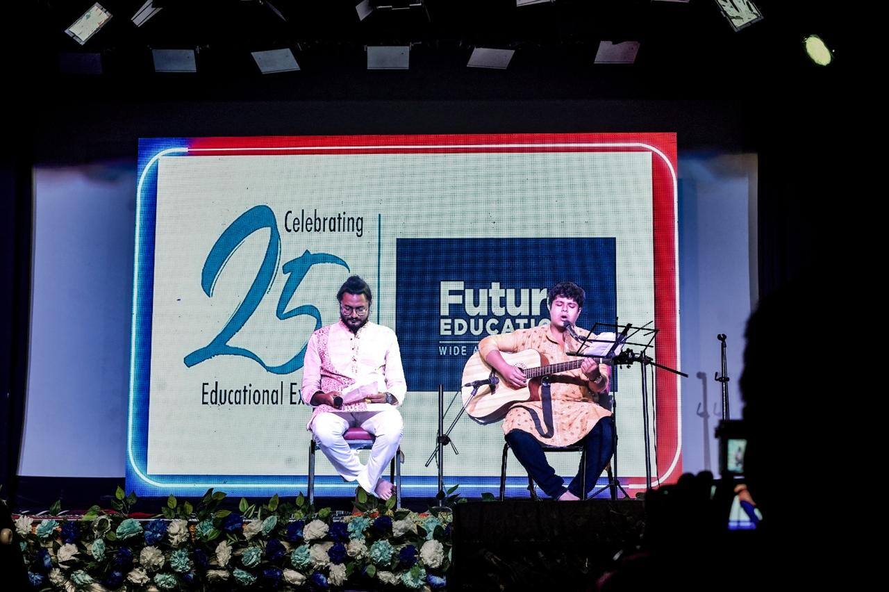  পুরো দস্তুর বৈঠকী মেজাজে ইয়াদ পিয়া কি আয়ি গাইলেন ইঞ্জিনিয়ারিংয়ের অধ্যাপিকা। সেতারে মূর্ছনা তুললেন যিনি তিনি পড়ান এ আই।