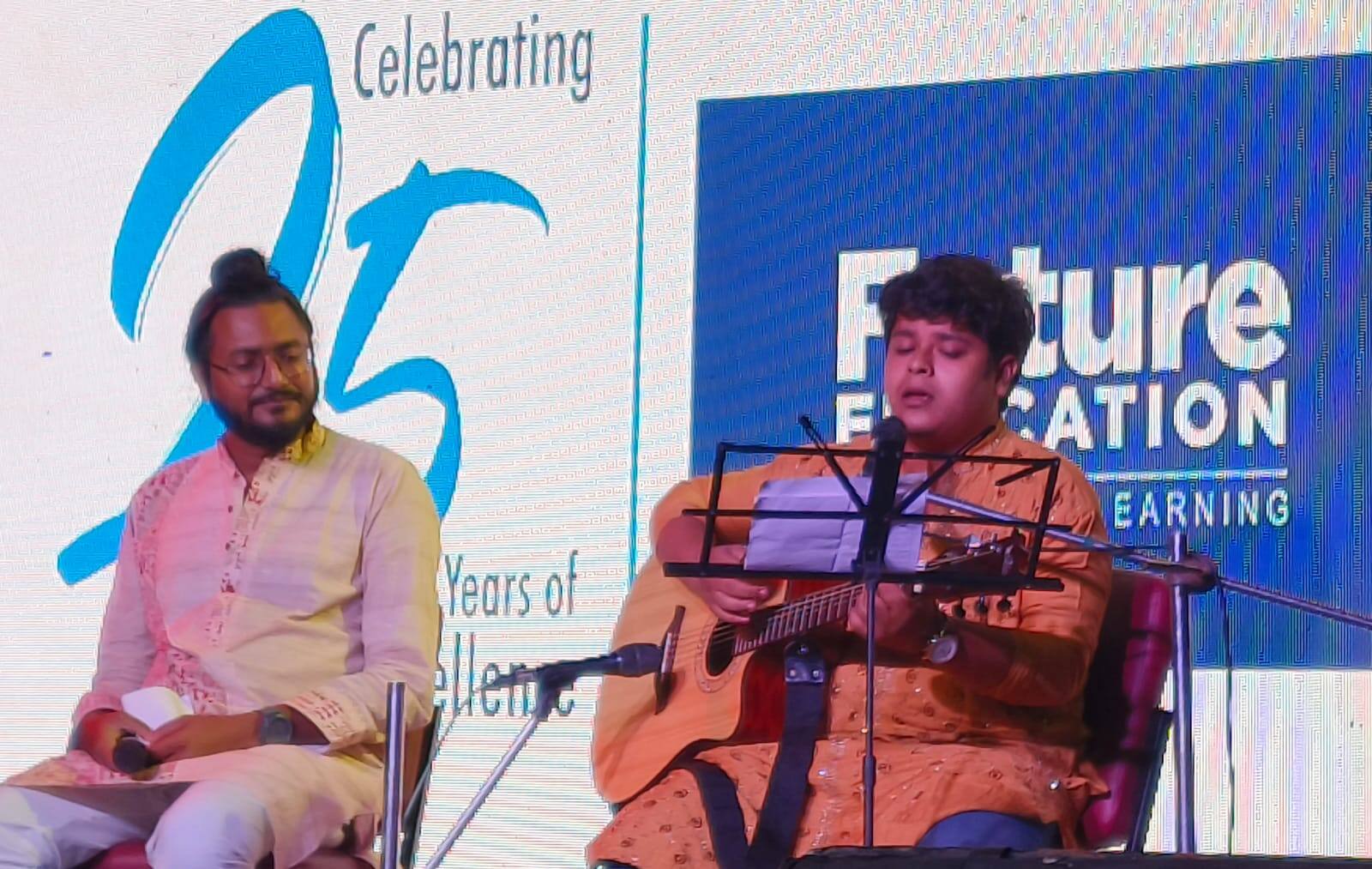  তবলায় কোনও অংশে কম ছিলেন না অ্যাডমিন । আজ এই দিনটাকে মনের খাতায় লিখে রাখো গাইলেন ইঞ্জিনিয়ারিংয়েরই অন্য এক অধ্যাপক।