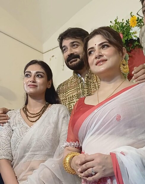 রথের আগেই শুরু হয়ে গেল ছবির প্রচার। ছবির সাফল্য কামনায় নৈহাটিতে বড়মার মন্দিরে পূজো দিলেন প্রসেনজিৎ চট্টোপাধ্যায় ও শ্রাবন্তী চট্টোপাধ্যায়। দিলেন অঞ্জলি, খেলেন ভোগ। 