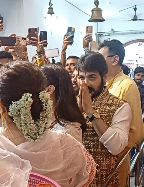 তাঁদের সঙ্গে হাজির ছিলেন পরিচালক শুভ্রজিৎ মিত্র ও অন্যান্য কলাকুশলীরা। 
