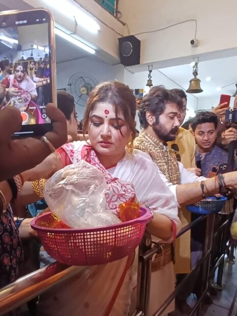 বঙ্কিমচন্দ্র চট্টোপাধ্যায়ের উপন্যাস অবলম্বনে তৈরি হয়েছে 'দেবী চৌধুরানী'। 
