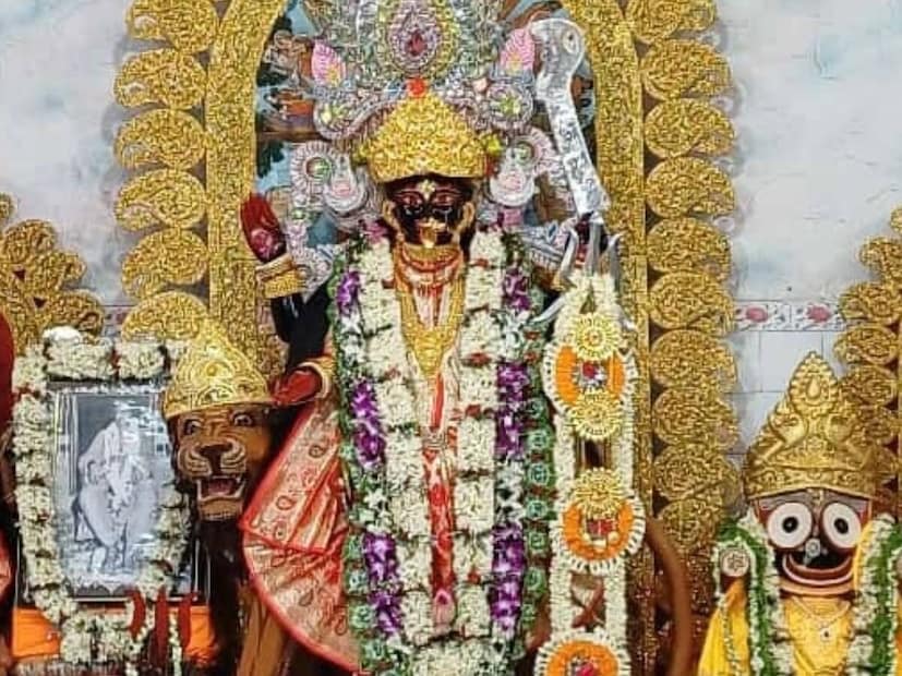 স্বামী, সন্তান ও সংসারের মঙ্গলকামনায় দেবীর পুজোপাঠ ও ব্রতপালন করেন গৃহিণীরা৷ এই পুজোয় পালনীয় কিছু নিয়ম ও আচার আচরণবিধি আছে৷ সেগুলি পালন না করলে সংসারে ঘোর অনিষ্ঠ হয়৷ বলছেন জ্যোতিষ বিশারদ চক্রপাণি ভাট৷