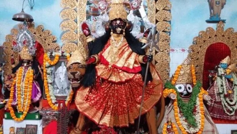 বিপত্তারিণী পুজোর সময় কথা বলবেন না৷ এতে পুজোর নিষ্ঠা এবং একাগ্রতায় বিঘ্ন ঘটে৷ ফলে দেবী রুষ্ট হন৷