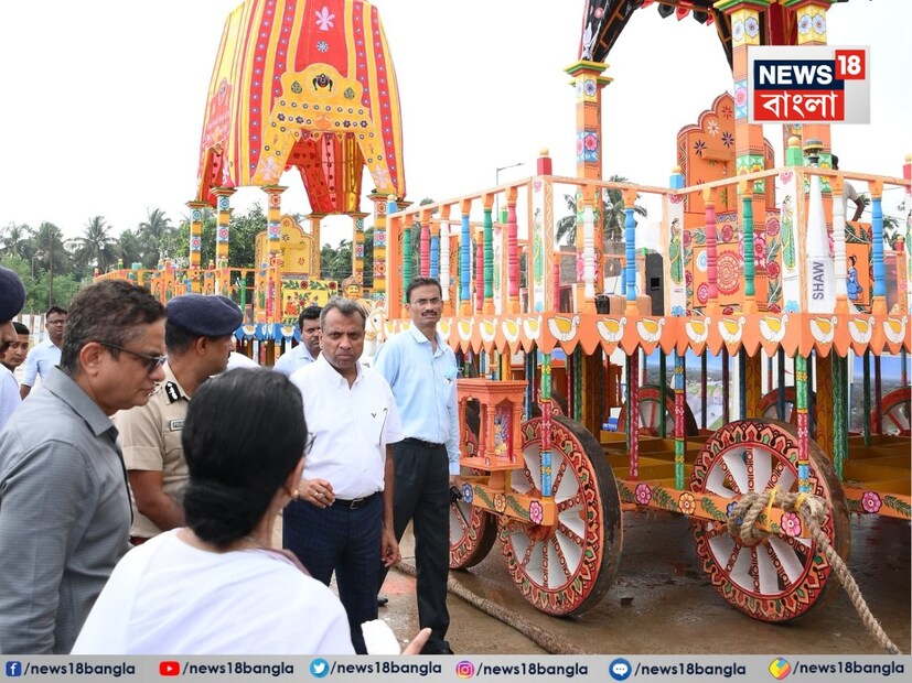 শুধু আরতিতেই নয়, রথযাত্রার মূল মিছিলেও ছিলেন মুখ্যমন্ত্রী। রথের সঙ্গে পায়ে হেঁটে এগিয়ে যেতে দেখা যায় তাঁকে। সঙ্গে ছিলেন ইসকনের একাধিক সন্ন্যাসী ও সংগঠক। রথযাত্রার প্রতি তাঁর এই সরাসরি অংশগ্রহণে মুগ্ধ সাধারণ দর্শনার্থীরা।