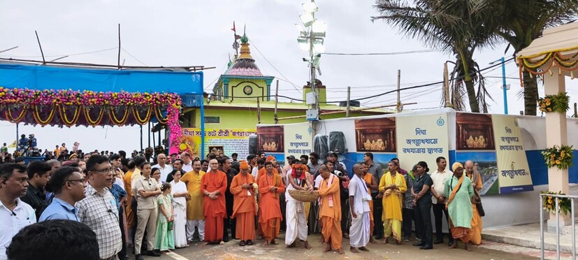 ভিড় নিয়ন্ত্রণে রাখতে মুখ্যমন্ত্রীর আগেই নির্দেশ ছিল — রথযাত্রার সময় রাস্তায় জনসাধারণ যেন না নামেন, পদপিষ্টের আশঙ্কা এড়াতে। সেইমতো রথযাত্রার দু’ধারে ব্যারিকেড করা হয়েছে। মানুষ ব্যারিকেডের বাইরে থেকেই রথের দর্শন করছেন। শৃঙ্খলার মধ্যে থেকেও ধর্মীয় উচ্ছ্বাসে মেতে উঠেছে জনতা।