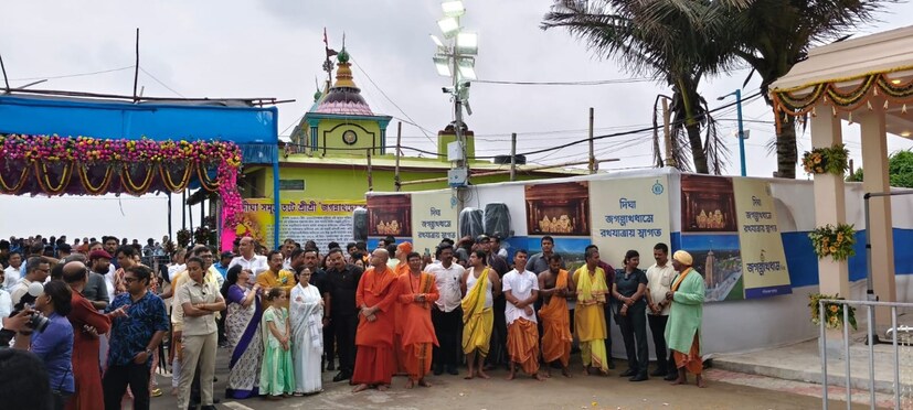 আজ শুক্রবার দিঘার রথযাত্রায় অংশ নিয়ে নিজের উপস্থিতি, আন্তরিকতা ও ধর্মীয় আচার পালনের মাধ্যমে সাধারণ মানুষের মন ছুঁয়ে গেলেন রাজ্যের মুখ্যমন্ত্রী মমতা বন্দ্যোপাধ্যায়।