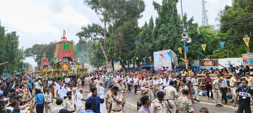 পাঁপড় ভাজা এবং জিলিপির প্যাঁচে জমজমাট এবারের রথের মেলা। মাসির বাড়ি চত্বরে অবশেষে বিভিন্ন ধরনের দোকান। সকাল থেকেই শুরু হয়েছে রথযাত্রার প্রস্তুতি। অন্যদিকে চলছে দোকানপাট বসানোর কাজ। দিঘা যেন পরিণত হয়েছে এক মহামেলার আসরে।