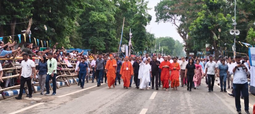 দুপুর আড়াইটের সময়সূচি মেনেই রথের রশিতে টান পড়ে। শুরু হয় মাহাত্ম্যপূর্ণ যাত্রা। এক ঘণ্টার মধ্যেই অর্ধেক পথ পাড়ি দিয়েছে রথ। রাস্তার দু’ধারে উপচে পড়া ভিড় রীতিমতো প্রমাণ করেছে দিঘাবাসীর এবং পর্যটকদের উৎসাহ।