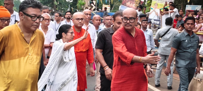 ডিএনএ বদলে গত এপ্রিল মাসেই পর্যটন কেন্দ্র থেকে তীর্থক্ষেত্রে পরিণত হয়েছে দিঘা। সেই দিঘায় এবার রথযাত্রা। রথযাত্রাকে কেন্দ্র করে দিঘায় বসেছে হরেক রকমের দোকান। নানা রকম পুতুলের পাশাপাশি দেবদেবীর বিভিন্ন সামগ্রীর দোকান বসেছে জগন্নাথ মন্দির চত্বরে। কাতারে কাতারে মানুষ রথ দর্ষণের পাশাপাশি ঘুরে দেখছেন দোকানগুলিতেও। কিনছেন নানান ধরনের সামগ্রী।
