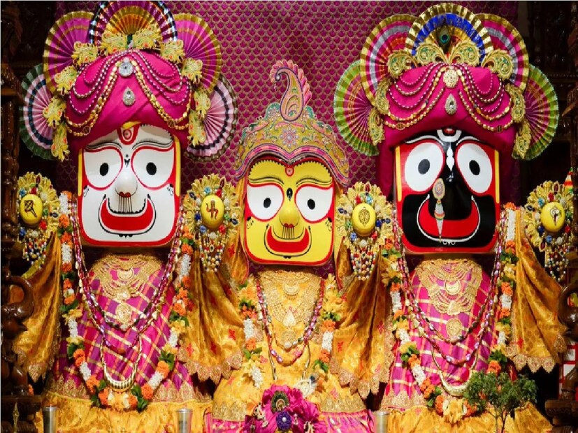 ঘিয়ের প্রদীপেও আরতি করুন জগন্নাথ, বলরাম এবং সুভদ্রার। তাঁদের পাদপাদ্ম এবং সুদর্শন চক্রে নিবেদন করুন পুষ্পার্ঘ্য। প্রসাদ হিসেবে রাখুন প্রসাদ ও মিষ্টান্ন। নারকেল রাখবেন ফলপ্রসাদে। জগন্নাথ পুজোর সময় রাখতে পারেন কীর্তনের আয়োজনও। খোল করতাল মৃদঙ্গ বাজিয়ে করুন নামসংকীর্তন। এই নামগানে অংশ নিন পরিবারের সদস্য এবং অতিথিরা।