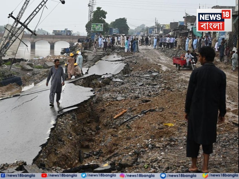 ২৪ ঘণ্টায় পর পর তিনটি ভূমিকম্প পাকিস্তানে। একের পর এক ভূমিকম্পে কেঁপে উঠল পাকিস্তান। এই ভূমিকম্পে এখনও পর্যন্ত কোনও বড় ক্ষয়ক্ষতির খবর পাওয়া না গেলেও, দেশের মানুষের মধ্যে ছড়িয়েছে আতঙ্ক।