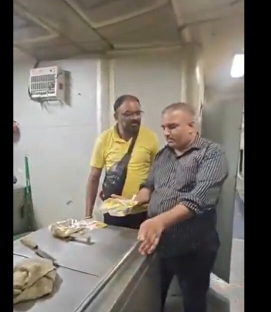 একদিকে ওই যাত্রী অভিযোগ করে চলেন যে ডালটি গন্ধযুক্ত, অন্যদিকে গন্ধ পাওয়ার পরেও তা অস্বীকার করেন ওই প্যান্ট্রি বয়। ভিডিওটি X প্ল্যাটফর্মে @JituUpadhy1972 নামে একটি অ্যাকাউন্ট থেকে পোস্ট করা হয়েছে।