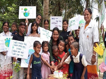 গাছ-ই বন্ধু, জন্মদিনে কেক কাটল কচিকাচারা! পরিবেশের পাঠ পড়াতে অভিনব উদ্যোগ কলকাতায় গাছ-ই বন্ধু, জন্মদিনে কেক কাটল কচিকাচারা! পরিবেশের পাঠ পড়াতে অভিনব উদ্যোগ কলকাতায়