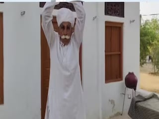 ৮০-তেও গ্রামের তরুণদের বলে বলে হারান শিব ভগওয়ান ভকর৷