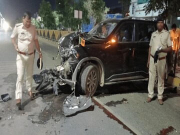 গাড়িতে লাগানো বিজেপির পতাকা, তিন পুলিশকে পিষে দিল SUV! মর্মান্তিক মৃত্যু এক মহিলা কর্মীর গাড়িতে লাগানো বিজেপির পতাকা, তিন পুলিশকে পিষে দিল SUV! মর্মান্তিক মৃত্যু এক মহিলা কর্মীর