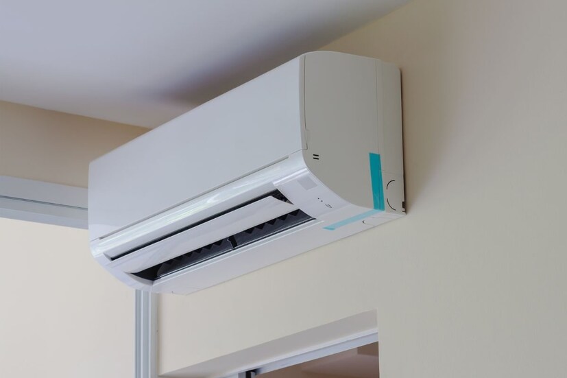 Godrej 1 Ton 3 Star, 5 Years Comprehensive Warranty, 5-In-1 Convertible Cooling, Inverter Split AC (Copper, 2025 Model, Heavy duty cooling at 52 °C, AC1T EI 12PINV3R32 WYQ 3S, White): Godrej 1 Ton এই স্প্লিট এসি কাজের দিক থেকে দুর্ধর্ষ। বাজেট এসি যা করতে পারে না, সেই কাজ অনায়াসেই করে ফেলতে সক্ষম এই এসি। বাইরের তাপমাত্রা যতই বেশি হোক না কেন, ঘরকে বরফ-শীতল রাখতে এর জুড়ি মেলা ভার। সবথেকে বড় কথা হল, দামেও বেশ সাশ্রয়ী এটি।