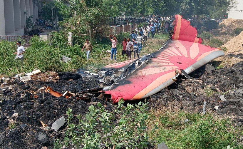 যাঁর ৮,২০০ ঘণ্টা উড়ানের অভিজ্ঞতা ছিল ক্যাপ্টেন সুমিত সাভারওয়ালের, এবং তার কো-পাইলট ক্লাইভ কুন্ডার, যার ১,১০০ ঘণ্টার প্লেন ওড়ানোর অভিজ্ঞতা ছিল, বিমানটি রানওয়ে থেকে টেকঅফের কয়েক সেকেন্ড পরেই মেডে কল পাঠান। 