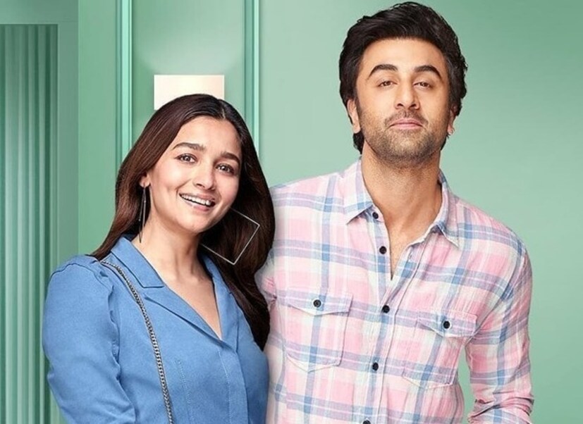 আলিয়া ভাট এবং রণবীর কাপুরের দেখা হয়েছিল ব্রহ্মাস্ত্রের সেটে। ছবিটির শুটিং চলাকালীন তাঁদের প্রথম দেখা হয়েছিল এবং ছবিটি মুক্তির আগেই তাঁরা বিয়ে করে ফেলেন। রণবীর কাপুর এবং আলিয়া ভাটের প্রথম ছবি ছিল ব্লকবাস্টার।