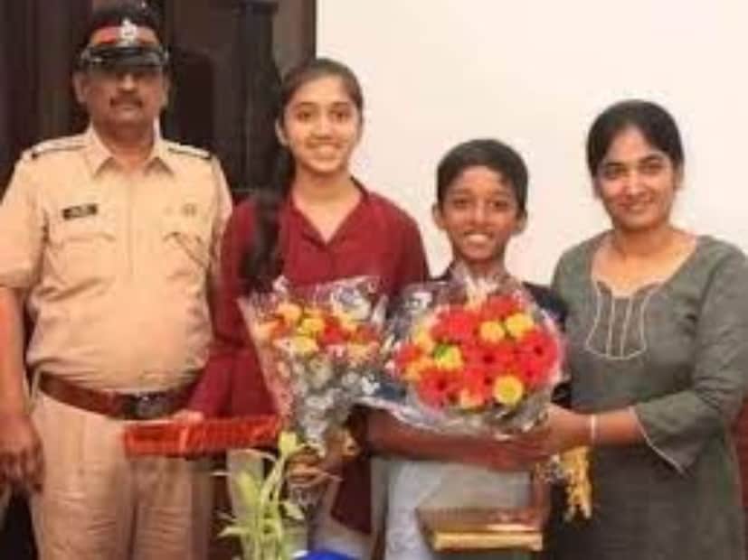 বিয়ের পর স্কুল ছাড়তে খানিকটা বাধ&#x200d;্য হন তিনি। মাত্র ১৮ বছর বয়সেই কোলে আসে দুই সন্তান। দুই সন্তানকে নিয়ে তখন পুরোদস্তুর গৃহিণী তিনি