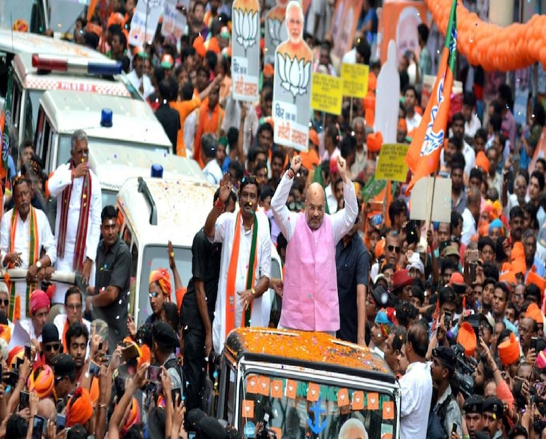 সেপ্টেম্বরে: একই নেতারা ফের সেই ভোটারদের কাছে যান, তাঁদের প্রশ্নের জবাব দেন এবং কীভাবে কেন্দ্রীয় প্রকল্পগুলির সুফল পাওয়া যায়—তা জানান।