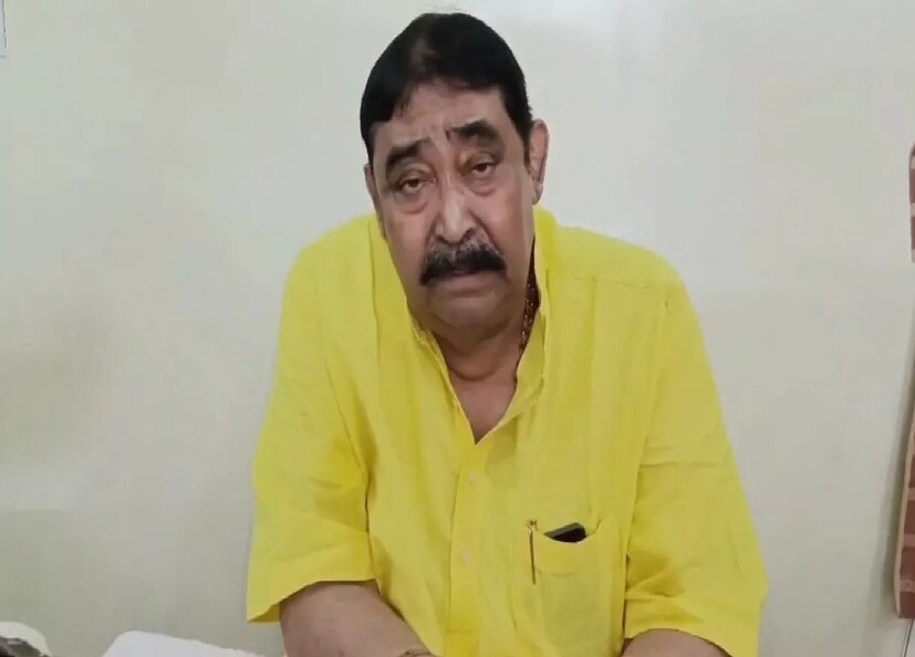অনুব্রত মণ্ডলের যে নিরাপত্তা বাড়ানোর পর বুধবার তিনি দলীয় কার্যালয়ে আসেন একটি পাইলট, তিন টি স্কট গাড়ি এবং ২৩ জন নিরাপত্তারক্ষী নিয়ে। বোলপুরে দলীয় কার্যালয়ে এভাবেই এলেন অনুব্রত মণ্ডল। 