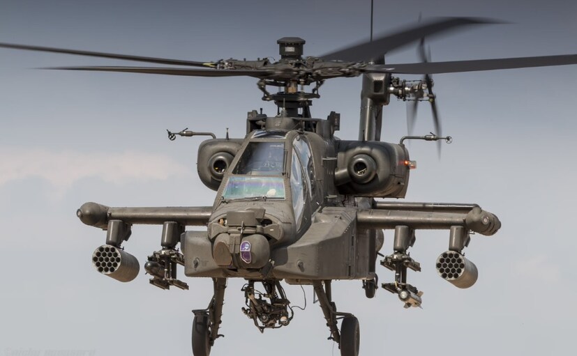 Boeing AH-64E Apache হেলিকপ্টারটিকে 'ট্যাঙ্ক কিলার' বলা হয়। এটি বিশ্বের সবচেয়ে উন্নত আক্রমণকারী হেলিকপ্টার। এটি হেলফায়ার মিসাইল, ৭০ মিমি রকেট এবং ৩০ মিমি স্বয়ংক্রিয় কামান দিয়ে সজ্জিত। এই হেলিকপ্টারটি এক মিনিটেরও কম সময়ে ১২৮টি স্থির লক্ষ্যবস্তুতে আঘাত করতে পারে। পশ্চিম ফ্রন্টে পাকিস্তানের আর্মির হুমকি মোকাবেলা করার জন্য ভারতীয় সেনাবাহিনী এটি কিনেছিল। কিন্তু, ইউরেশিয়ান টাইমসের প্রতিবেদন অনুসারে, প্রথম তিনটি হেলিকপ্টারের ডেলিভারি, যা ২০২৪ সালের মে-জুন মাসে হওয়ার কথা ছিল, ২০২৪ সালের ডিসেম্বরে স্থগিত করা হয়েছিল এবং এখন ২০২৫ সালের জুন। কিন্তু, এখনও সেগুলি সরবরাহ করা হয়নি। প্রতিরক্ষা মন্ত্রক সূত্র জেনারেটরের ত্রুটির কথা উল্লেখ করেছে, যা ককপিটে ধোঁয়া জমার ঝুঁকি তৈরি করে।