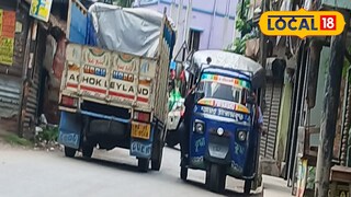 রাস্তায় ছুটছে অটো