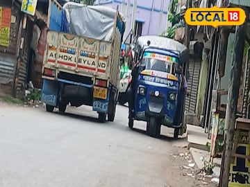 রাস্তায় ছুটছে অটো