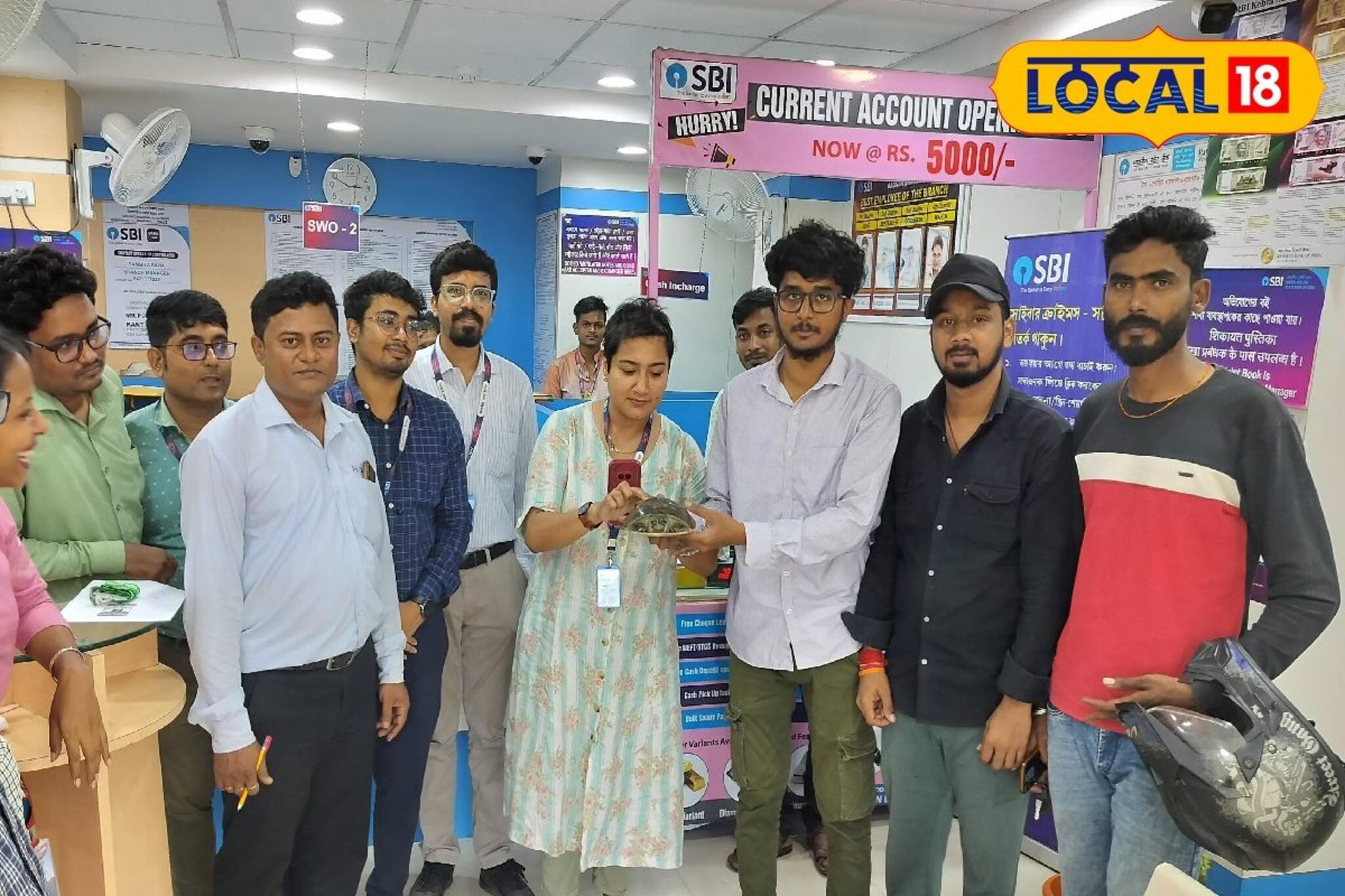 পিঠে আস্ত শেল লাগিয়ে গুটি গুটি পায়ে ব্যাঙ্কের দোরগড়ায় একে!নতুন কাস্টোমার দেখে অবাক কর্মীরা