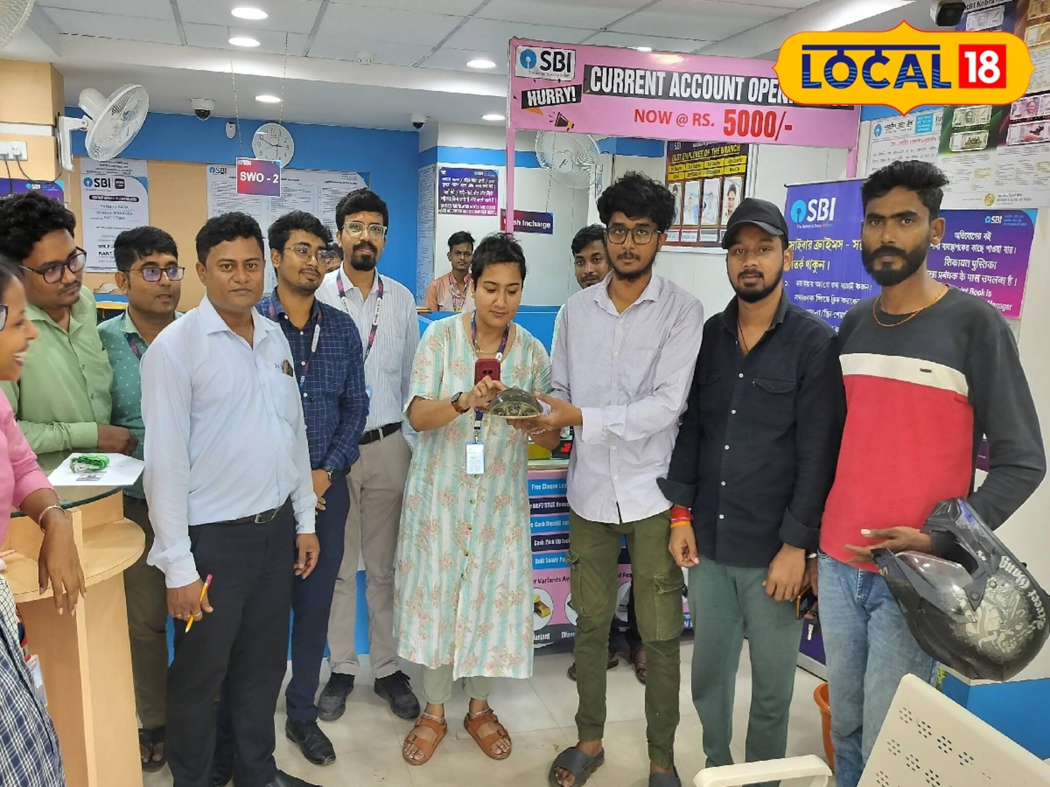 পিঠে আস্ত শেল লাগিয়ে গুটি গুটি পায়ে ব্যাঙ্কের দোরগড়ায় একে!নতুন কাস্টোমার দেখে অবাক কর্মীরা