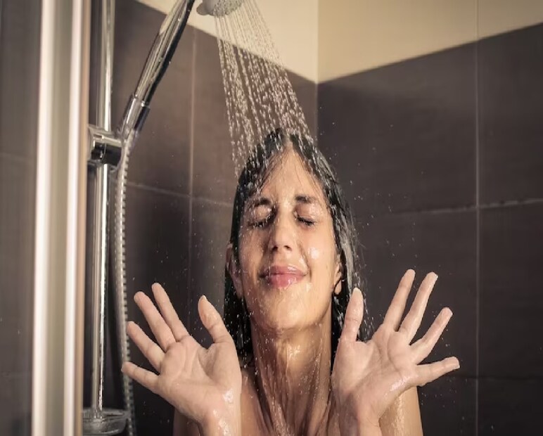 গরমে স্নানের পর ঘাম হওয়া – কেন হয়? সাধারণভাবে, গরমের দিনে স্নান করার পর ঘাম হওয়া স্বাভাবিক হতে পারে। এটি শরীরের তাপমাত্রা নিয়ন্ত্রণ করার একটি উপায়। অনেক সময় আমরা অতিরিক্ত গরম বা অতিরিক্ত ঠান্ডা জল দিয়ে স্নান করি। তখন শরীর তার তাপমাত্রা স্বাভাবিক রাখতে ঘাম নিঃসরণ করে। বিশেষ করে গরম জলে স্নান করলে শরীর উত্তপ্ত হয়ে যায় এবং সেই তাপ কমানোর জন্য ঘাম হয়।