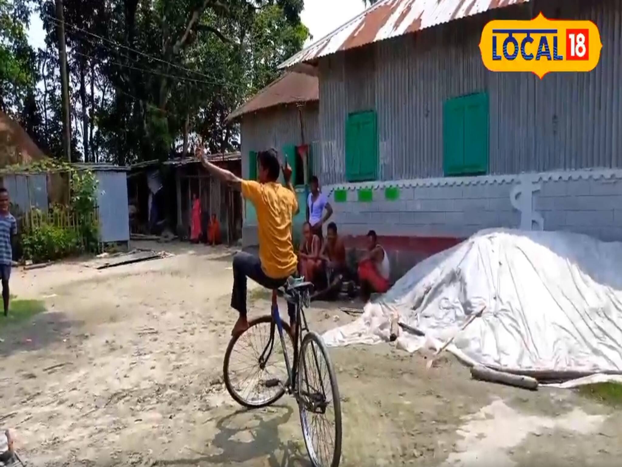 মান্ধাতার আমলের সাইকেল, না আছে ব্রেক, না ঠিকঠাক চাকা! আর তাতেই মজাদার খেলা দেখাচ্ছেন যুবক