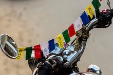 বাইকে 'এমন' পতাকা লাগান অনেকে, কারণটা কী? 'ওম মণি পদ্মে হুম' লেখার মানে কী?