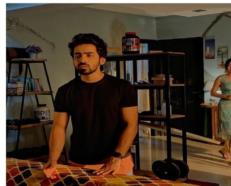 বর্তমানে ঠিক কেমন দেখতে? অনুজের সাম্প্রতিক ছবিতে তাঁকে কখনও দেখা যায় লম্বা চুলে, কখনও আবার কঠোর দৃষ্টিতে ক্যামেরার দিকে তাকিয়ে। ইনস্টাগ্রামে নিয়মিত নিজের স্টাইলিশ লুক শেয়ার করেন তিনি।