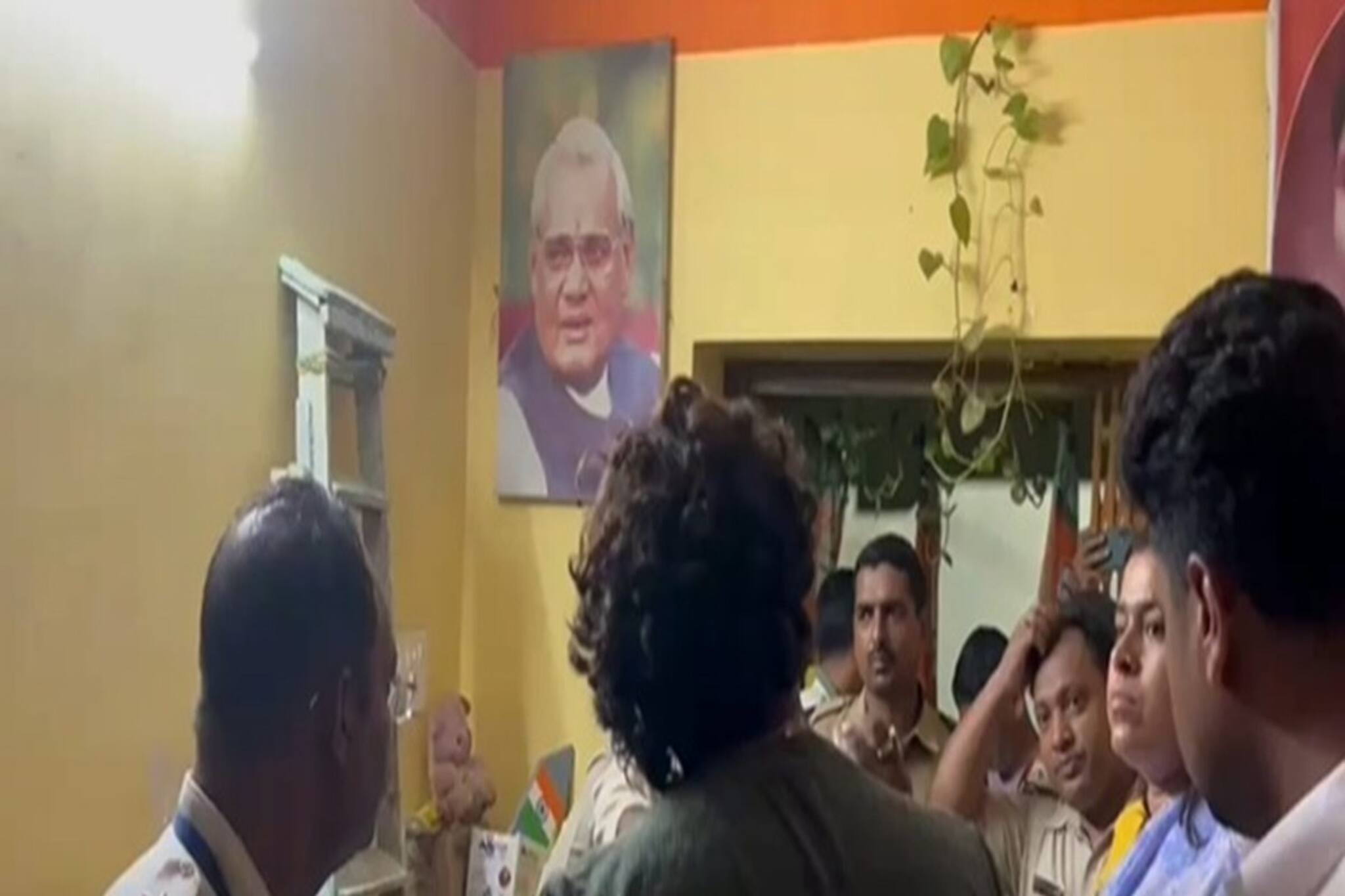 রাতে তালা ভেঙে বিজেপি কার্যালয় ভাঙচুরের অভিযোগ পুলিশের বিরুদ্ধে, কর্মীদের মধ্যে বিক্ষোভ