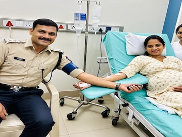 পুলিশের মানবিক মুখ, সন্তান প্রসবের সময়ে রক্তের অভাব প্রেগন্যান্ট মহিলার, রক্ত দিলেন আইসি পুলিশের মানবিক মুখ, সন্তান প্রসবের সময়ে রক্তের অভাব প্রেগন্যান্ট মহিলার, রক্ত দিলেন আইসি
