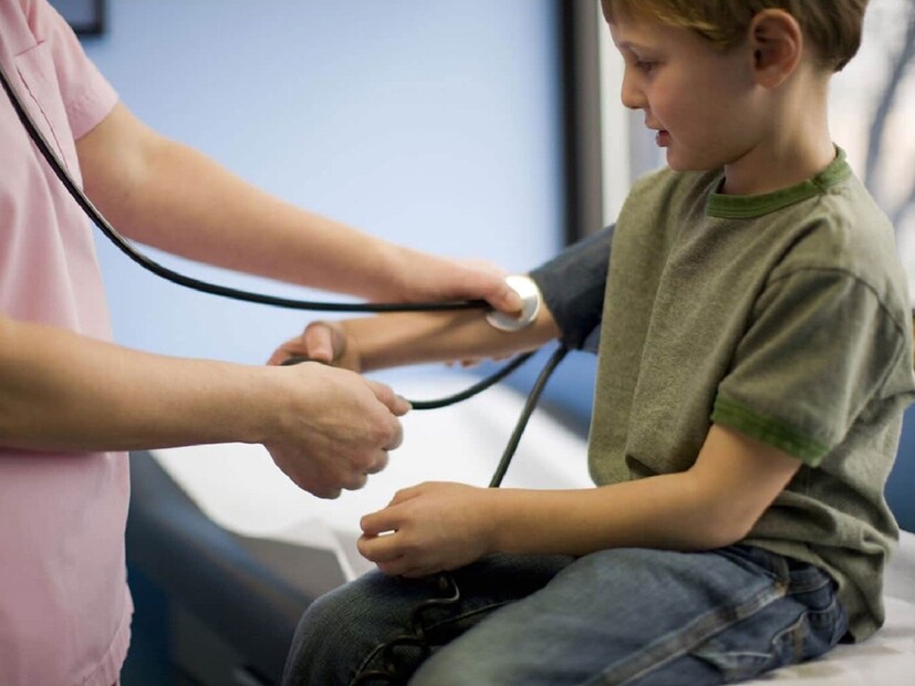 আজকের দিনে অধিকাংশ মানুষ High Blood Pressure-এর সমস্যায় ভুগছেন। অনিয়মিত জীবনযাপন ও ভুল খাদ্যাভ্যাসের প্রভাব সরাসরি আমাদের স্বাস্থ্যের উপর পড়ে। দীর্ঘমেয়াদে হাই ব্লাড প্রেশার থাকলে হার্ট অ্যাটাকের ঝুঁকি অনেকটাই বেড়ে যায়।