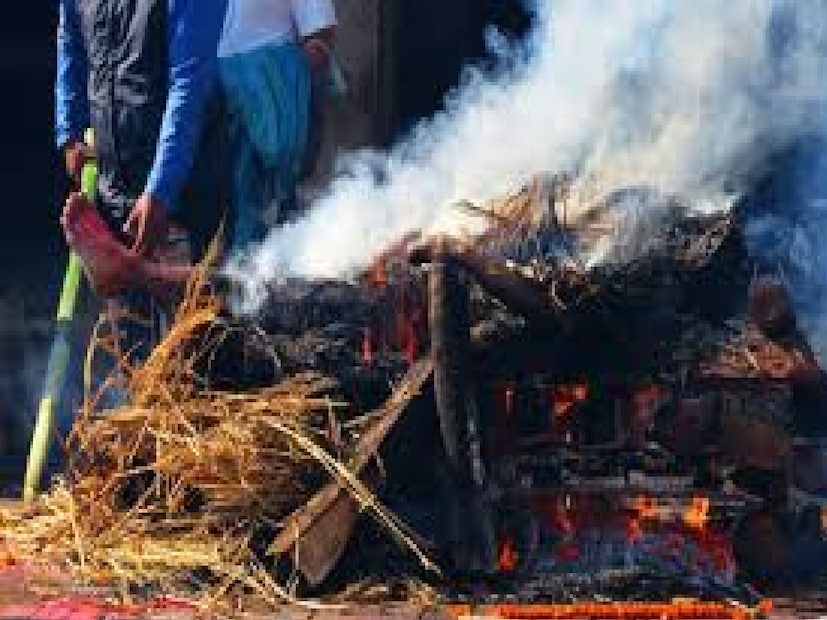 বাড়ি থেকে ২০০ মিটার দূরে দেহ পুড়িয়ে ফেলার চেষ্টাপরিবারের অভিযোগ, মঞ্জয় ৫ লক্ষ টাকা যৌতুক দাবি করতে শুরু করে। টাকা না দেওয়ায় সে রূপমকে গলা কেটে হত্যা করে এবং বাড়ি থেকে ২০০ মিটার দূরে একটি চিতার উপর দেহ পুড়িয়ে ফেলার চেষ্টা করে। খবর পেয়ে পরিবার ও গ্রামবাসীরা ঘটনাস্থলে পৌঁছে আগুন নিভিয়ে দেয় এবং পুলিশকে খবর দেয়। Photo- Representative