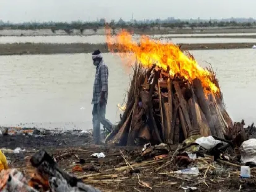 : বিহারের মধেপুরা জেলায় ফের লজ্জায় মুখ ঢাকল মানবতা৷  ঘৈলাড় ওপি অঞ্চলের চিতি পঞ্চায়েতের চিকনোটওয়া গ্রামে একদিকে বৌদির সঙ্গে অবৈধ সম্পর্ক অন্যদিকে পণ জোড়া ফলায় বলি হল ২৪ বছর বয়সী তরুণী৷ যিনি মারা গেছেন তাঁর নাম রূপম কুমারী৷ প্রথমে গলা কেটে হত্যা করা হয়েছে এবং তার দেহ পোড়ানোর চেষ্টা করা হয়েছে। খবর পেয়ে পুলিশ এসে জ্বলন্ত চিতা থেকে অর্ধেক পোড়া দেহ উদ্ধার করেছে। Photo- Representative